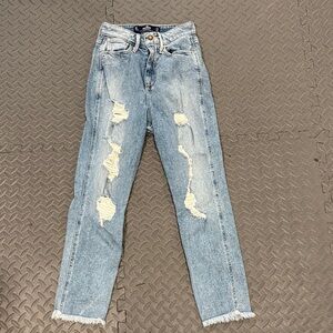 Hollister Curvy Ultra High-Rise Mom Jean- size 0/24